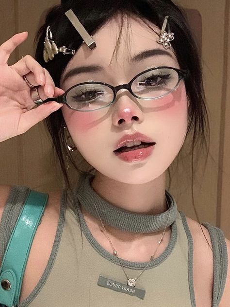 Glass Makeup, Green Glasses, 일본 패션, Glasses Makeup, Ethereal Makeup, Makeup Tut, Make Up Inspo, Cute Makeup Looks, Y2k Retro