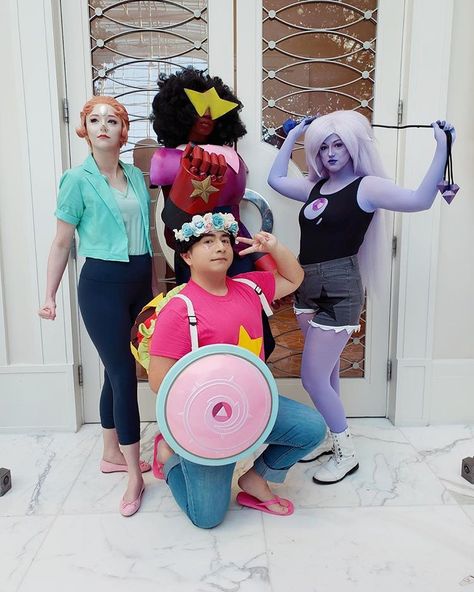 Congrats to Steven Universe for winning a #glaadawards ! What is your favorite Steven Universe episode? ⭐️ Steven Cosplay Universe, Steven Universe Cosplay Steven, Cartoon Network Cosplay, Steven Universe Halloween Costumes, Matching Cosplays, Steven Universe Halloween, Steven Universe Costume, Su Cosplay, Steven Universe Cosplay