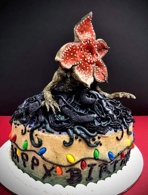 Stranger Things Demogorgon Cake!  Sculpted fondant creature painted with Wilton gel dye. Stranger Things Demogorgon Cake, Demogorgon Cupcakes, Demagorgan Cake, Gateau Stranger Things, Tarta Stranger Things, Demogorgon Cake, Tort Stranger Things, Stranger Things Cakes, Stranger Things Cake Ideas