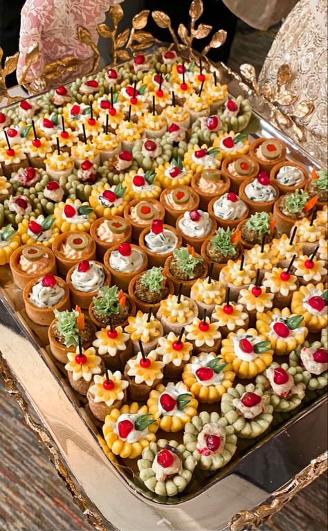 Party Snacks Kids, Party Food Catering, Fancy Appetizer Recipes, Snacks Kids, Entertaining Appetizers, Fancy Appetizers, Bloxburg Kitchen, Kitchen Ideas Modern, Party Food Buffet