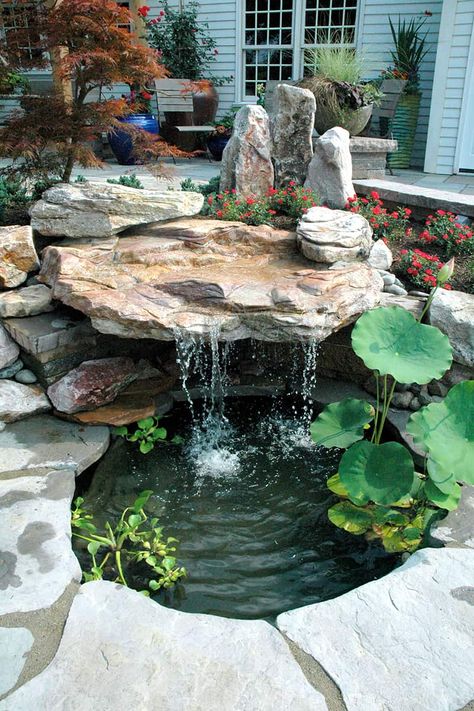 Small Backyard Ponds, Stone Water Features, Kolam Koi, Small Japanese Garden, Taman Air, Japanese Garden Landscape, Small Pond, Diy Garden Fountains, Garden Waterfall