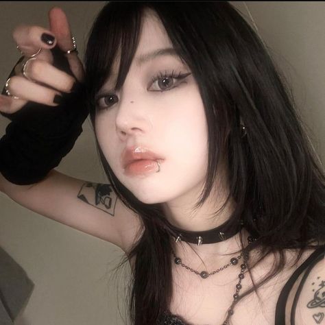 Pfp Discord, Punk Makeup, Doll Eye Makeup, Cute Makeup Looks, Goth Makeup, Dark Makeup, I'm With The Band, Asian Makeup, Discord Server