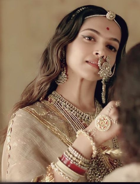 Padmavati Look, Padmavati Movie, Bollywood Makeup, Lehenga Pattern, Bridal Jewellery Inspiration, Indian Outfits Lehenga, Deepika Padukone Style, Antique Necklaces Design, Bridal Lehenga Collection