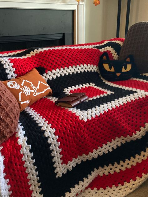 Stranger Things Crochet Blanket, Indie Crochet Blanket, Stranger Things Crochet Ideas, Stranger Things Crochet, Stranger Things Blanket, Grunge Crochet Blanket, 1980s Crochet Patterns, Horror Crochet Blanket Pattern, Maximalist Crochet Blanket