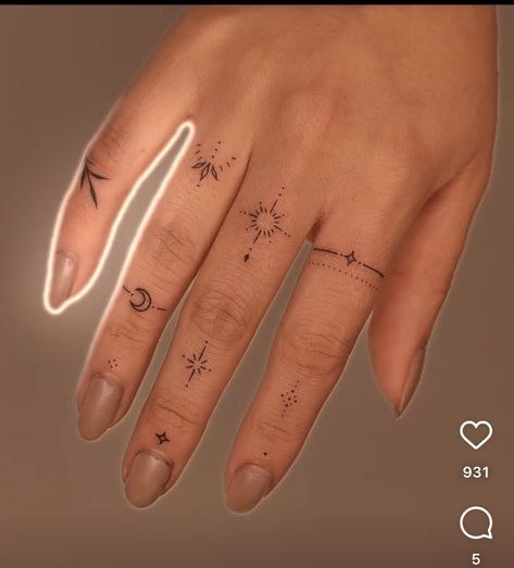 Infinity Hand Tattoo, Finger Tattoos Ornamental, Vine Hand Tattoos For Women, Tattoo Main, Cosmic Tattoo, H Tattoo, Small Girly Tattoos, Wrap Tattoo, Small Finger Tattoos