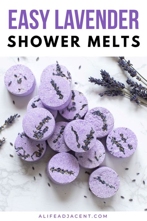 Lavender shower melts piled on top of each other, decorated with lavender sprigs. Text overlay: easy lavender shower melts. How To Make Shower Steamers, Lavender Essential Oil Blends, Herb Crafts, Lavender Shower Steamers, Homemade Oils, Shower Steamers Diy, Shower Melts, Gross Things, Shower Tablets