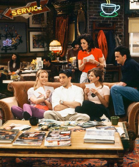 Bing Wallpaper, Friends Central Perk Coffee, Friends Cafe, Kristina Webb, Friends Apartment, Friends Reunion, Friends Scenes, Jenifer Aniston, Friends Episodes