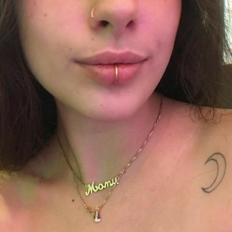 Piercing Labret, Cool Ear Piercings, Pretty Ear Piercings, Face Piercings, Cool Piercings, Mode Hippie, Facial Piercings, Cute Piercings, Body Jewelry Piercing