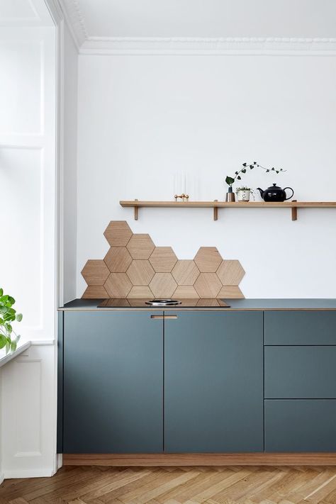 Hexagon Backsplash, Blue Kitchen Cabinets, Regal Design, Gorgeous Kitchens, Kitchen Tiles Backsplash, Blue Kitchens, Trendy Kitchen, Decor Minimalist, Kitchen Tiles