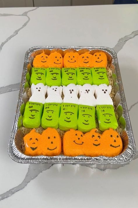 Peeps Treats, Kristin's Friends, Fun Halloween Treats, Halloween Foods, Rice Crisps, Fall Decoration, Halloween Treat, Halloween Food, Rice Cakes