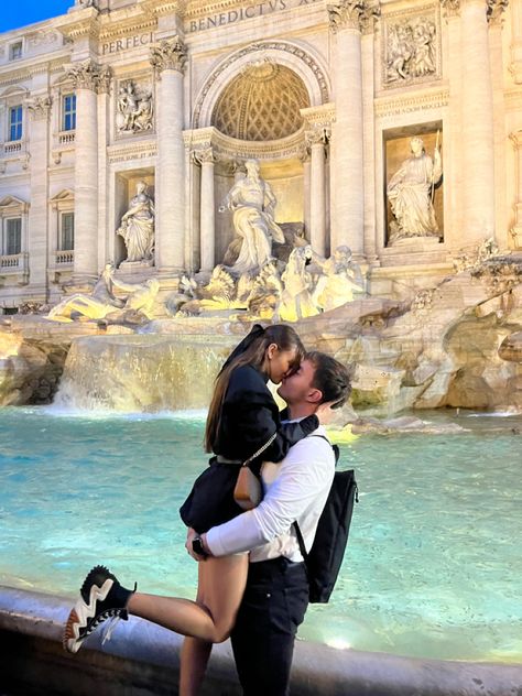 Rome Photo Ideas Couple, Rome Couple Pictures, Couple In Italy, Rome Couple, Gift Basket Ideas For Boyfriend, Rome Pictures, Basket Ideas For Boyfriend, Rome Outfits, Rome Photography