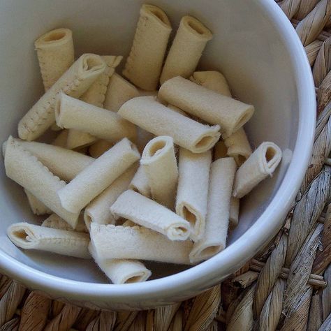 Felt Penne - made for the play kitchen. Felt Pasta, Felt Food Patterns, Felt Cupcakes, Pretend Play Food, Felt Play Food, Toy Food, Felt Food, Pasta Shapes, Penne Pasta