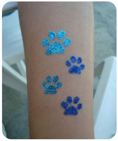 Glitter Tatoos, School Spirit Face Paint, Paw Print Tattoos, Easy Halloween Face Painting, Easy Face Painting Designs, Glitter Face Paint, Paw Painting, Girl Face Painting, Pawprint Tattoo