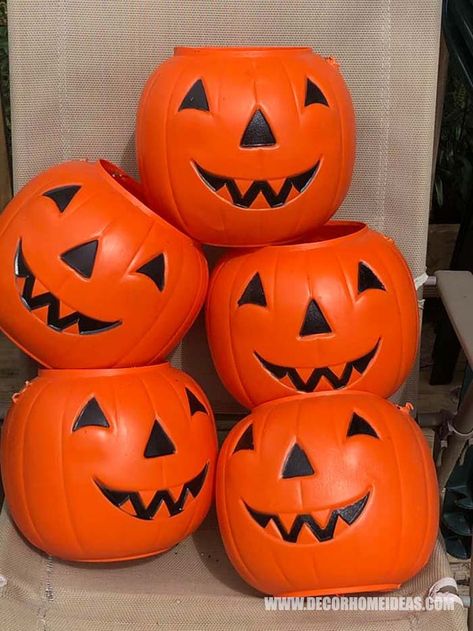 Plastic Pumpkins Bucket, Rustoleum Chalked, Rustoleum Chalk Paint, Bucket Gardening, Pumpkin Bucket, Halloween Buckets, Plastic Pumpkins, Happy Pumpkin, White Pot