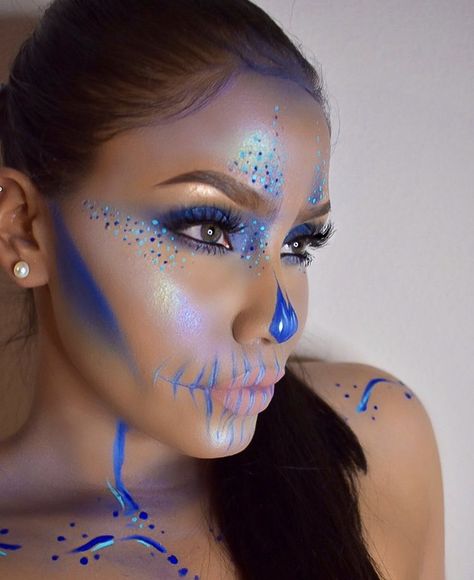 Blue Skeleton Makeup, Blue Skull Makeup, Blue Halloween Makeup, Candy Skull Makeup, Skull Halloween Makeup, Holloween Costumes, Skull Face Paint, Creepy Makeup, Dead Makeup