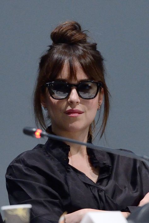 Bangs And Sunglasses, Dakota Johnson Bangs, Dakota Johnson Hair, Dakota Style, Dakota Mayi Johnson, Dakota Johnson Style, Work Hairstyles, Long Hair With Bangs, Oliver Peoples