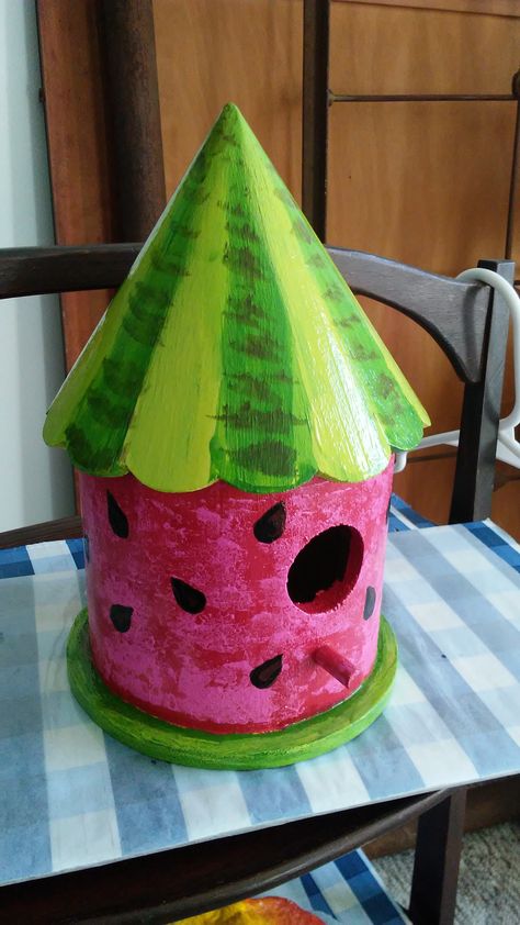 Birdhouse That Looks Like a Watermelon Cute Birdhouse Painting Ideas Easy, Birdhouse Painting Ideas Easy, Painting Birdhouses Ideas Simple, Paint Birdhouse, Birdhouse Painting Ideas, Birdhouse Painting, Painted Birdhouses, Watermelon Painting, Hand Painted Birdhouses