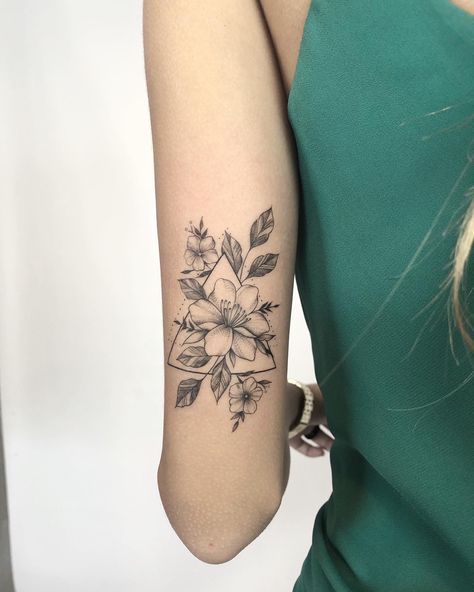 Simple Tattoos Back Of Arm, Women’s Tricep Tattoo, Women Tricep Tattoo, Flower Back Of Arm Tattoo, Back Of Upper Arm Tattoo Women, Back Of Arm Tattoos For Women, Tricep Tattoos Women, Back Of Arm Tattoo Women, Triceps Tattoo