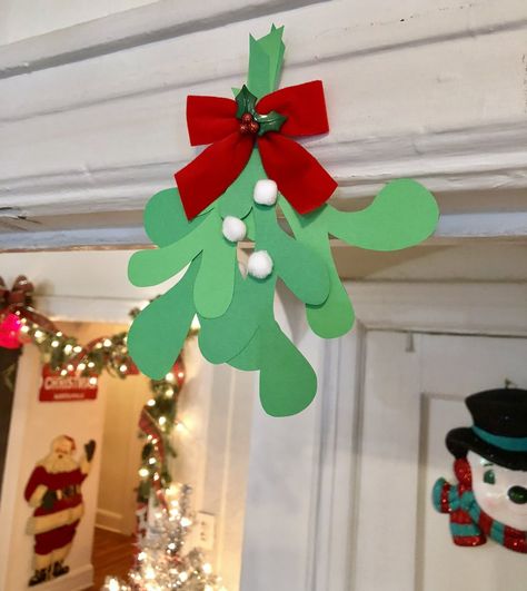 DIY Paper Mistletoe with Free Downloadable Template Miseltoe Diy, Simple Christmas Party Decorations, Diy Mistletoe, Paper Mistletoe, Mistletoe Craft, Mistletoe Diy, Paper Hangings, December Crafts, Kids Music