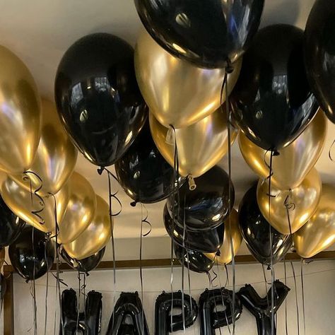 MTD Event Decor LLC on Instagram: "Black and Gold Birthday Balloons.  This hotel room birthday balloon surprise was all that! 🖤💛. #luxuryballoons  #charlotteballoons  #charlotteballoonartist #hotelballoons #hotelroomballoons" Gold Birthday Balloons, Birthday Balloon Surprise, Black And Gold Birthday, Balloon Surprise, Gold Balloons, Hotel Decor, Gold Birthday, Hotel Room, Foil Balloons