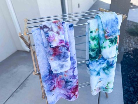 This tutorial will walk you through the ins and outs of how to tie dye bath towels. Whether new or used and dingy, let's make them art. Tie Dye Towels, Flour Sack Kitchen Towels, How To Tie Dye, Tie Dye Diy, Tie Dye Colors, Ins And Outs, White Towels, Food Coloring, Kitchen Towels