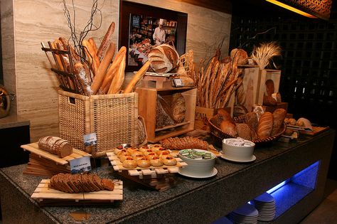 Bread station Display Bread Ideas, Bread Station Wedding, Bread Station Buffet, Serving Bread Presentation, Bread Bar Wedding, Bread Station, Bread Basket Display, Bread Table, Bread Decoration