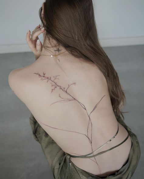 Simple Full Back Tattoo, Light And Airy Tattoo, Spine Tattoos Aesthetic, Spine Tattoo Unique, Asymmetrical Back Tattoo, Full Body Floral Tattoo, Japanese Spine Tattoo Women, Spine Tattoo Aesthetic, Spine Back Tattoos For Women