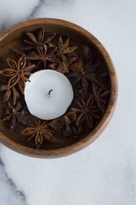 Dreaming of a green christmas - The Lifestyle Files Natural Minimal Christmas Decor, Natural Christmas Decor Table, Homemade Scandinavian Christmas Ornaments, Cozy Natural Christmas Decor, Winter Minimalist Decor, Christmas Diy Scandinavian, Japandi Holiday Decor, Minimal Winter Aesthetic, Minimal Christmas Centerpiece