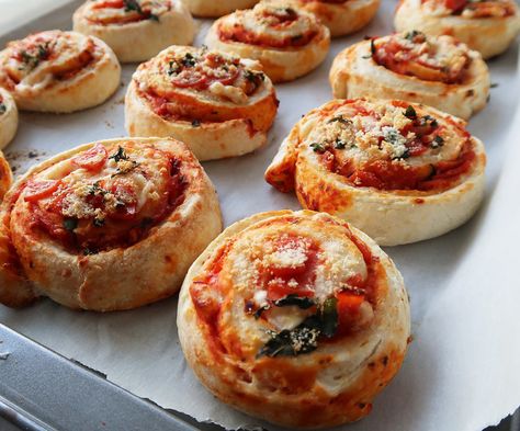 These little pizza rolls are a wonderful snack or appetizer! They are  flavourful, easy to make, and can be adapted by changing up the toppings! Pizza Pinwheels, Chelsea Bun, Pizza Roll Recipe, Pizza Roll, Cheese Buns, Pinwheel Recipes, I Love Pizza, Pizza Rolls, Bun Recipe