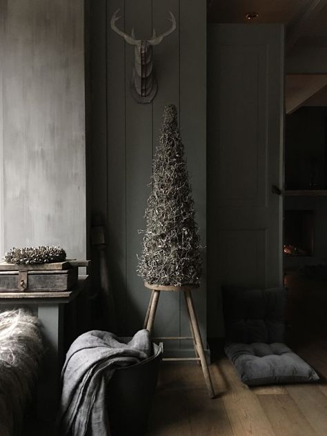 Wabi Sabi Christmas Decor, Wabi Sabi Christmas, Minimal Christmas, Grey Christmas, Christmas Interiors, Married Christmas, Dark Interiors, Christmas Decorations Rustic, Christmas Mood