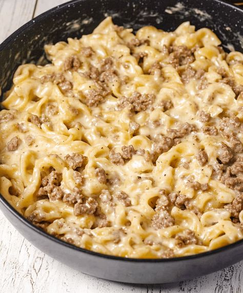 Ground Beef Alfredo Recipe Ground Sausage Alfredo Pasta, Ground Beef And Alfredo Sauce, Hamburger Alfredo Recipes, Hamburger Alfredo, Beef Alfredo Pasta, Ground Beef Alfredo, Beef Alfredo, Sausage Alfredo Pasta, Spinach Alfredo