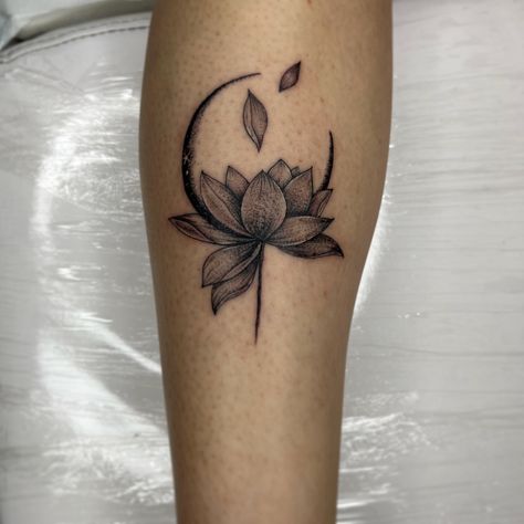 Flor tattoo Black Flower Tattoo Cover Up, Lotus Flower Cover Up Tattoo, Black Flower Tattoo, Black Flowers Tattoo, Flor Tattoo, Tattoo Cover Up, Bee Tattoo, Tattoo Cover, Tattoo Cover-up