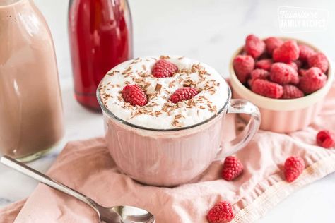 Raspberry Hot Chocolate, Strawberry Syrup Recipes, Gourmet Hot Chocolate, Easy Drink Recipes, Raspberry Syrup, Dutch Bros, Copycat Restaurant Recipes, Hot Chocolate Bars, Hot Chocolate Recipes