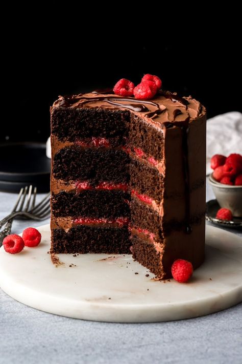 Chocolate Raspberry Cake Recipe Raspberry Cake Filling, Chocolate Raspberry Cake Recipe, White Chocolate Fudge Recipes, Tart Raspberry, Fluffy Chocolate Cake, Raspberry Torte, Cake Calories, White Chocolate Fudge, Jello Cake