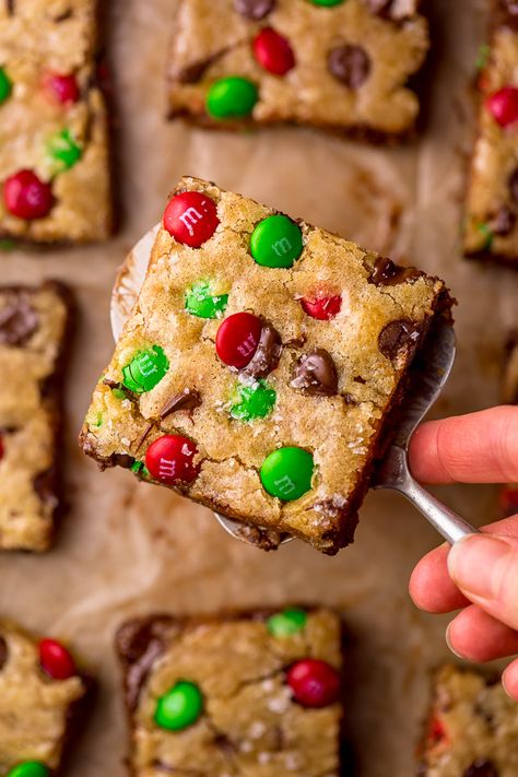 M And M Blondies, Christmas Blondie Bars, Christmas Blondies, M M Blondies, Blondies Bars, Holiday Dessert Drinks, Christmas Bars, Christmas Cookie Bars, Fall Goodies