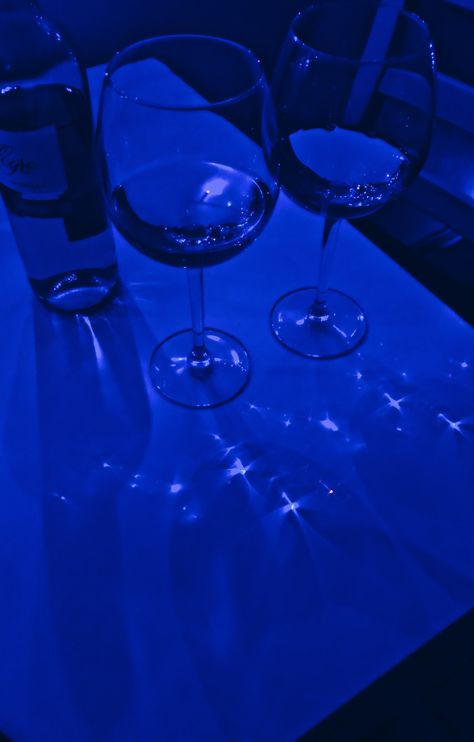 Blue Wine Aesthetic, Dark Horizontal Wallpaper, Ipad Background Aesthetic, Royal Blue Wallpaper, Horizontal Wallpaper, Blue Wine Glasses, Blue Cafe, Blue Aesthetic Dark, Nightclub Aesthetic