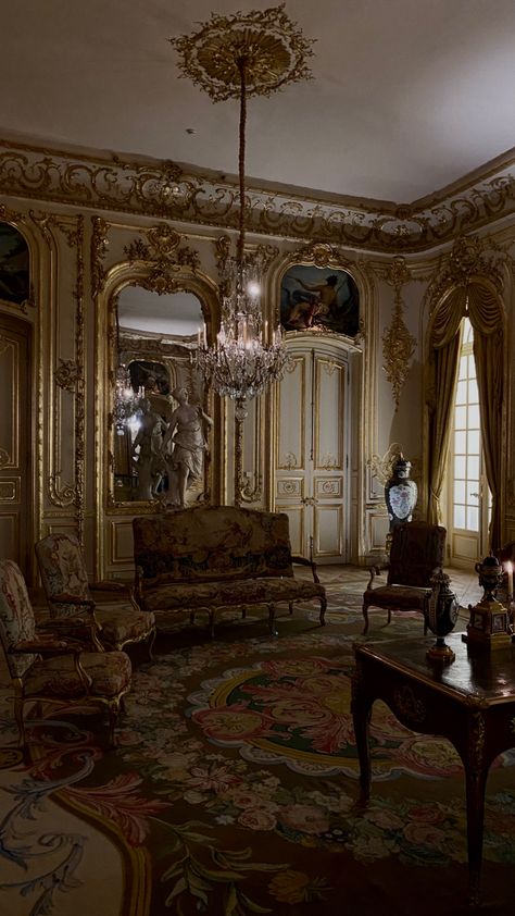 Museum royal room aesthetic Royal Architecture Aesthetic, Royal Asthetics Photos, Royal Aesthetic Room, Royal Party Aesthetic, Royal Room Aesthetic, Dream Sleepover, Fancy Interior, Aesthetic Clips, Royal Room