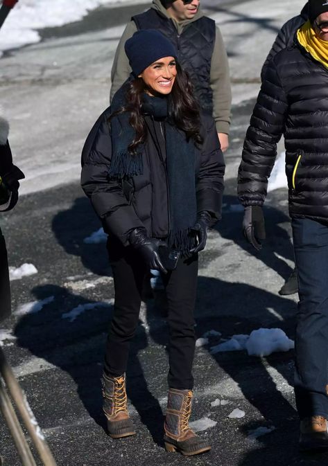 See Meghan Markle's Rule-Breaking Winter Look Meghan Markle Fall Outfit, Meghan Markle Latest, Navy Blue Accessories, Meghan Markel, Jack Brooksbank, Winter Training, Duchess Meghan, Old School Fashion, Princess Meghan