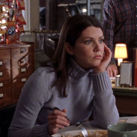 Lorelai Gilmore Style, 2000s Tv Shows, Rory And Logan, Gilmore Girls Fashion, Lorelei Gilmore, Girls Turtleneck, Gilmore Girls Seasons, Team Logan, Ice Skating Outfit