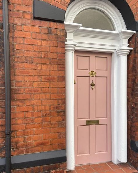 Pink Door Red Brick House, Coloured Front Door Brick House, Pink Front Door Brick House, Blush Front Door, Red Brick House Exterior, Victorian Homes Exterior, Pink Front Door, Homes Exterior, Trim Colors