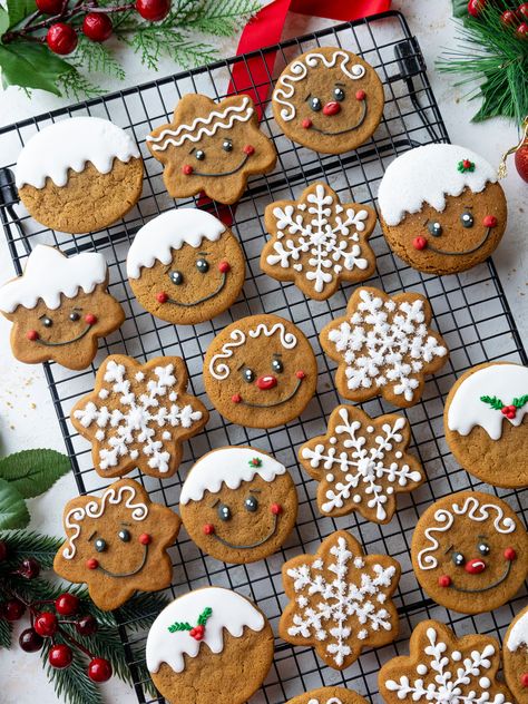 Cookie Recipes For Decorated Cookies, Christmas Cookies Inspiration, Cookies Trays Ideas, Gingerbread Face Cookies, Christmas House Sugar Cookies, Gingerbread Cookie Icing Decorating, Gingerbread Cookies Decorated Icing, Gingerbread Cookie Design Ideas, Gingerbread Boy Cookies