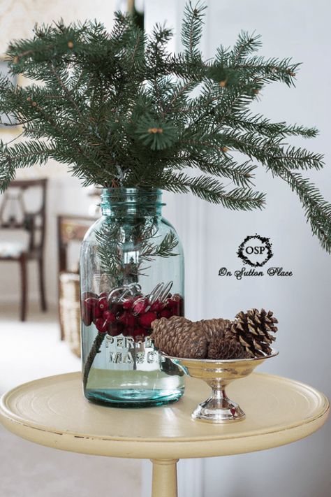 use fresh greens and cranberries to create a winter vignette - On Sutton Place via @Remodelaholic Deco Noel Nature, Christmas Vignette, Mason Jar Christmas Crafts, Christmas Vignettes, Sutton Place, Christmas Mason Jars, Christmas Jars, Natural Christmas, God Jul