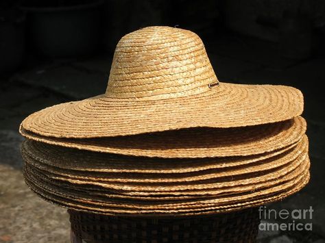 Filipino National Costume, Farmers Hat, Precolonial Filipino Clothes, Filipino Farmers Photography, Cariñosa Costume Philippines, Katutubong Kasuotan Philippines, Filipino Style, Historical Hats, Three Little Pigs