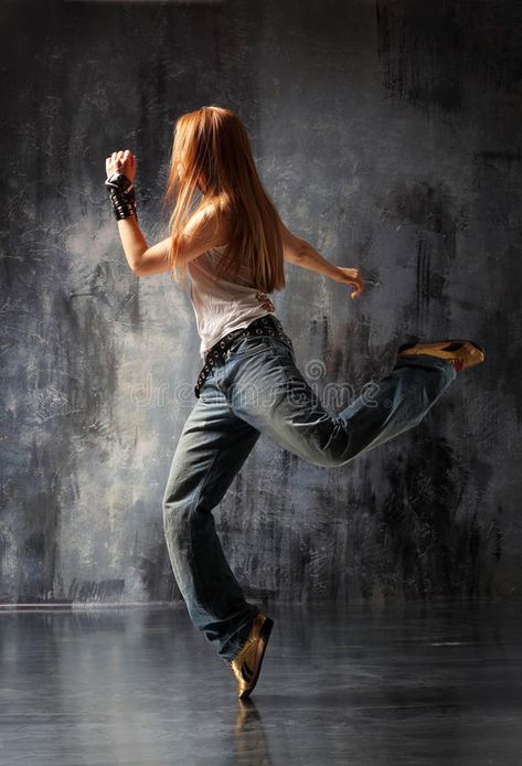 Street Dance Photography, Dancing Poses, Dancing Pose, Hip Hop Dancer, Dancer Pose, Dance Outfits Practice, Dancing Aesthetic, The Dancer, Design Paper