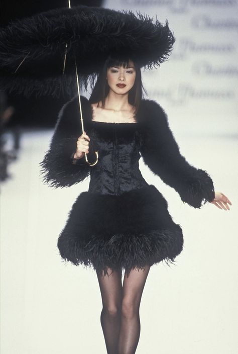 𝑉𝑒𝑒 on Twitter: "chantal thomass fw1994 rtw is so hot… " Alena Shishkova, 90s Runway Fashion, Chantal Thomass, Runway Fashion Couture, Runway Outfits, Claudia Schiffer, Fashion Board, Naomi Campbell, 인물 사진