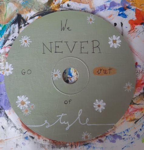 Record Painting Ideas Taylor Swift, Taylor Swift Painted Record, Painted Cds Taylor Swift, Taylor Swift Cd Painting, Swiftie Sleepover, Cds Painting, Taylor Swift Painting Ideas, Cd Painting Aesthetic, Record Painting Ideas