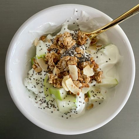 Healthy Lunch Aesthetic, Apple Yogurt Bowl, Apple Yoghurt Bowl, Yogurt Bowl Aesthetic, Granola And Greek Yogurt, Greek Yogurt With Fruit And Granola, Granola Yogurt Bowl, Yogurt And Granola Aesthetic, Yoghurt Bowl