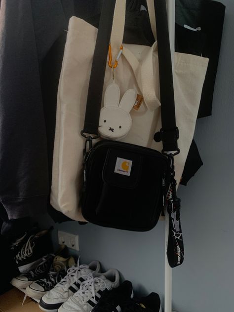 Carhartt Back Pack, Carhartt Wip Essentials Bag Outfit, Carhartt Essentials Bag Outfit, Carhartt Purse, Carhartt Wip Bag, Carhartt Essentials Bag, Sling Bag Aesthetic, Carhartt Bag, Wip Bag