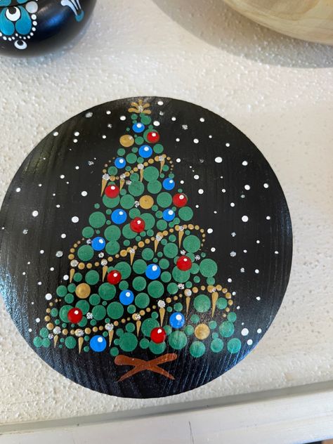 Dot Paint Christmas Tree, Dot Art Painting Christmas, Dotted Christmas Tree, Christmas Tree Rock Painting Ideas, Mandala Christmas Tree, Dot Painting Ornaments Patterns, Snowflake Dot Art, Christmas Dot Mandala, Dotted Christmas Ornaments