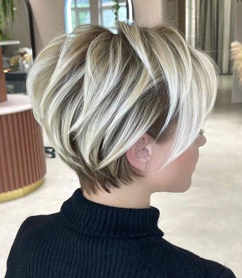 Long Blonde Pixie with Chunky Layers Long Blonde Pixie, Chunky Layers, Choppy Pixie Cut, Longer Pixie Haircut, Long Pixie Hairstyles, Thick Hair Cuts, Kadeřnické Trendy, Fine Straight Hair, Pixie Bob Haircut